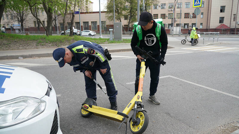 ГИБДД объявила рейд на электросамокатчиков в Москве
