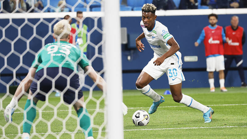 &laquo;Зенит&raquo; на выезде сыграл вничью с &laquo;Факелом&raquo; и стал единоличным лидером РПЛ