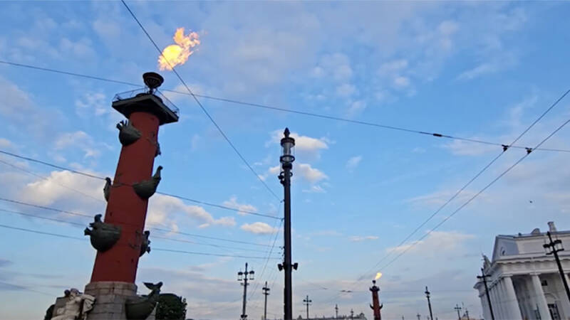 Факелы Ростральных колонн в Петербурге зажгли после победы &laquo;Зенита&raquo;