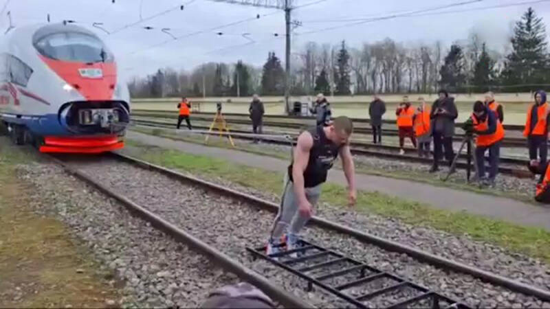 Российский атлет сдвинул с места &laquo;Сапсан&raquo; и установил мировой рекорд