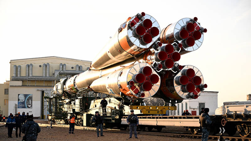 Ракету с кораблем &laquo;Прогресс МС-27&raquo; установили на старт на Байконуре