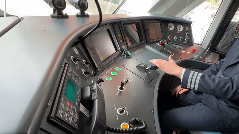 &laquo;Известия&raquo; показали обустройство кабины&nbsp;машиниста нового поезда &laquo;Иволга 4.0&raquo;