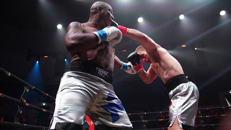 Сусленков нокаутировал Васкеса в бою новой суперсерии &laquo;Бойцовского клуба РЕН ТВ&raquo;