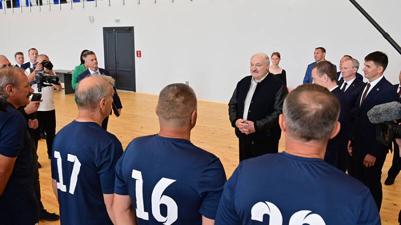 Лукашенко поставил в пример белорусским футболистам «худеньких испанцев»