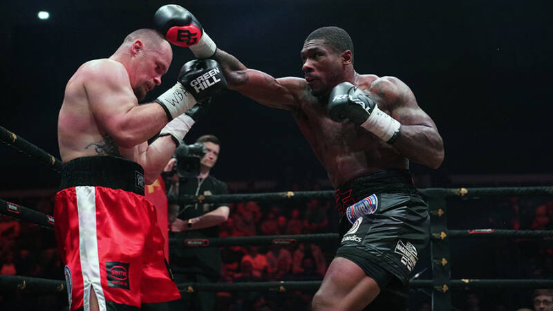 Глэнтон победил Егорова в главном бою суперсерии &laquo;Бойцовского клуба РЕН ТВ&raquo;