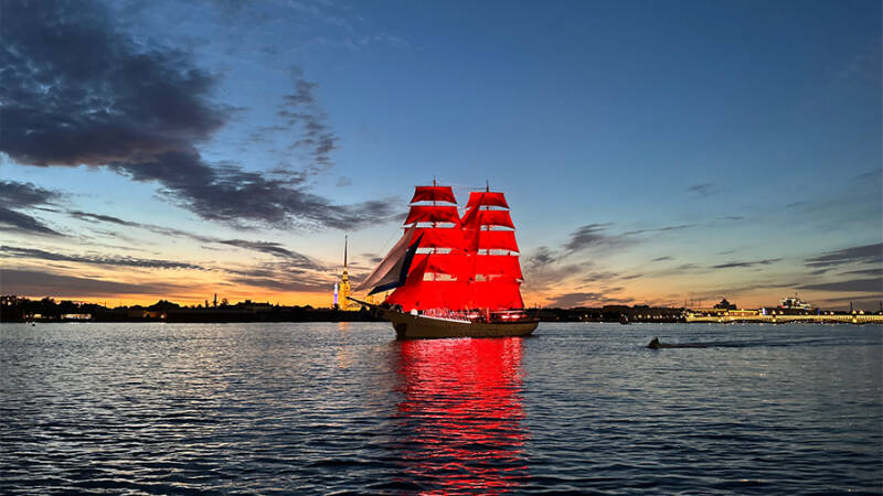 Экипаж брига &laquo;Россия&raquo; отработал маневры в преддверии праздника &laquo;Алые паруса&raquo;