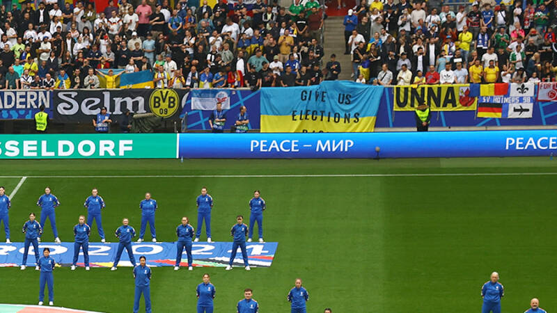 На игре сборной Украины на Евро-2024 вывесили флаг с надписью &laquo;Дайте нам выборы&raquo;