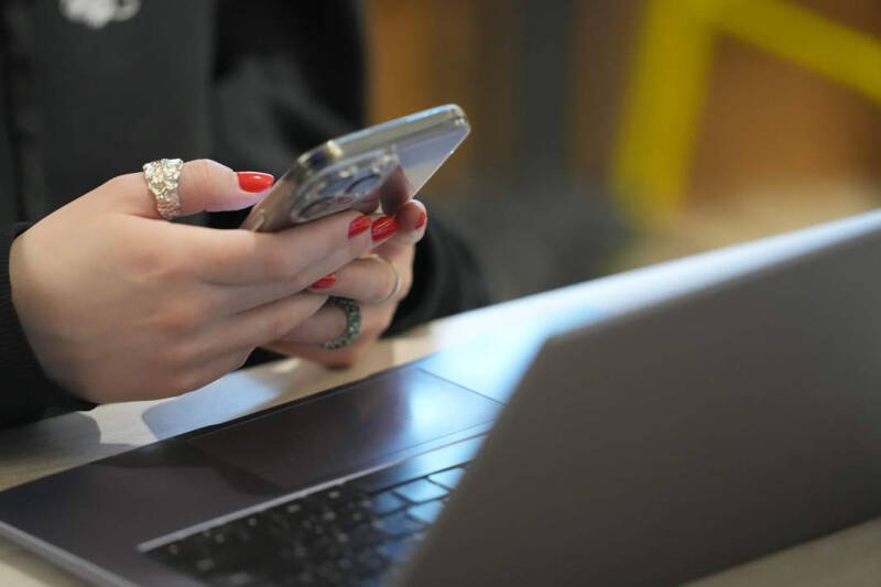 &laquo;Работает Днепр&raquo;: мошенники стали приглашать россиян в фальшивые глэмпинги