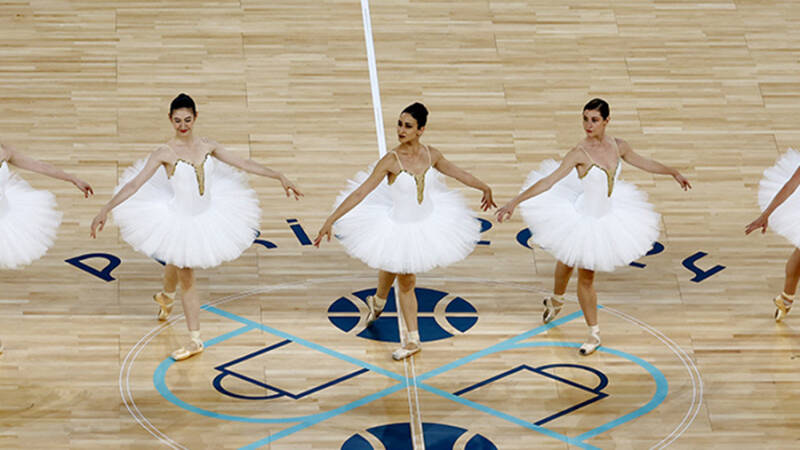 Во время баскетбольного матча США и Сербии на ОИ показали балет &laquo;Лебединое озеро&raquo;