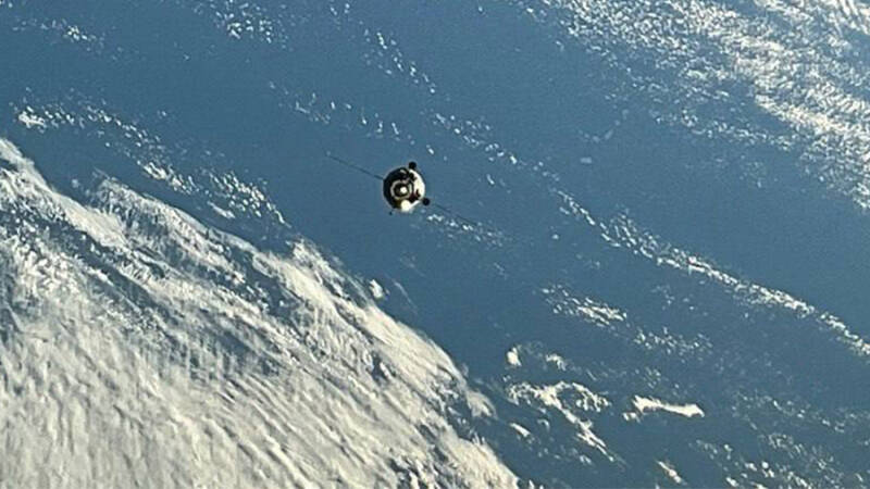 Грузовой корабль &laquo;Прогресс&raquo; с фруктами и аппаратурой пристыковался к МКС