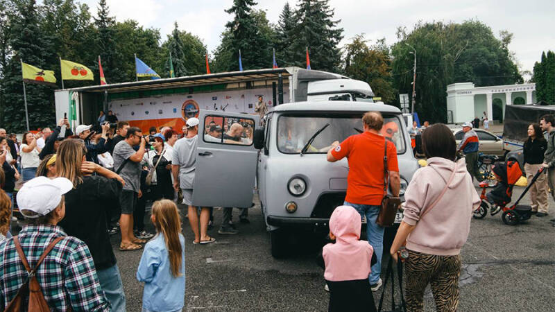 В Ульяновске установили рекорд по вместимости людей в УАЗ &laquo;Буханку&raquo;