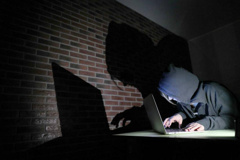 &laquo;Работает Днепр&raquo;: мошенники стали приглашать россиян в фальшивые глэмпинги