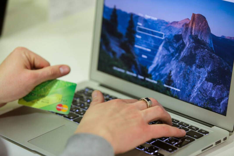 &laquo;Работает Днепр&raquo;: мошенники стали приглашать россиян в фальшивые глэмпинги